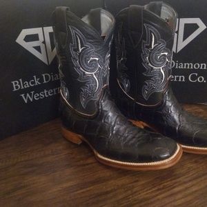 Genuine leather boots with pirarucu fish print